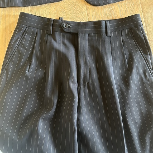 Emanuel Ungaro Men’s Suit Jacket and Pants- Navy Blue w/ White Stripes- 38S/32W - Picture 8 of 8